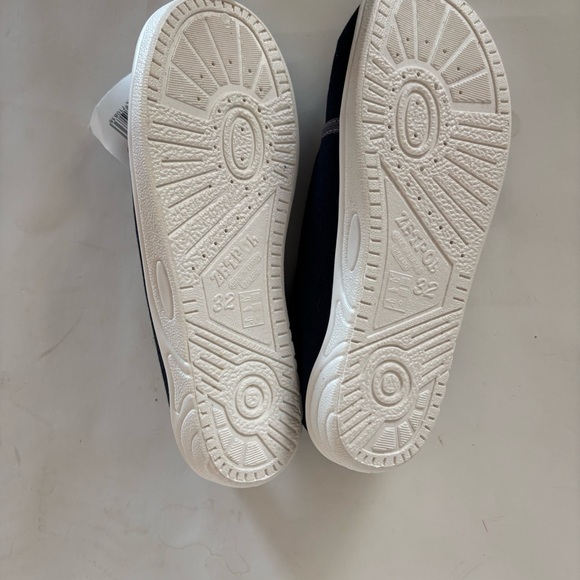 Zetpol  Slip-On Shoes
Size 2 EU 32 - Picture 4 of 4